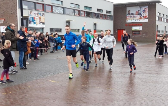 Kinderen De Zevensprong begeleiden meester Alwin op marathon: „Heel bijzonder”